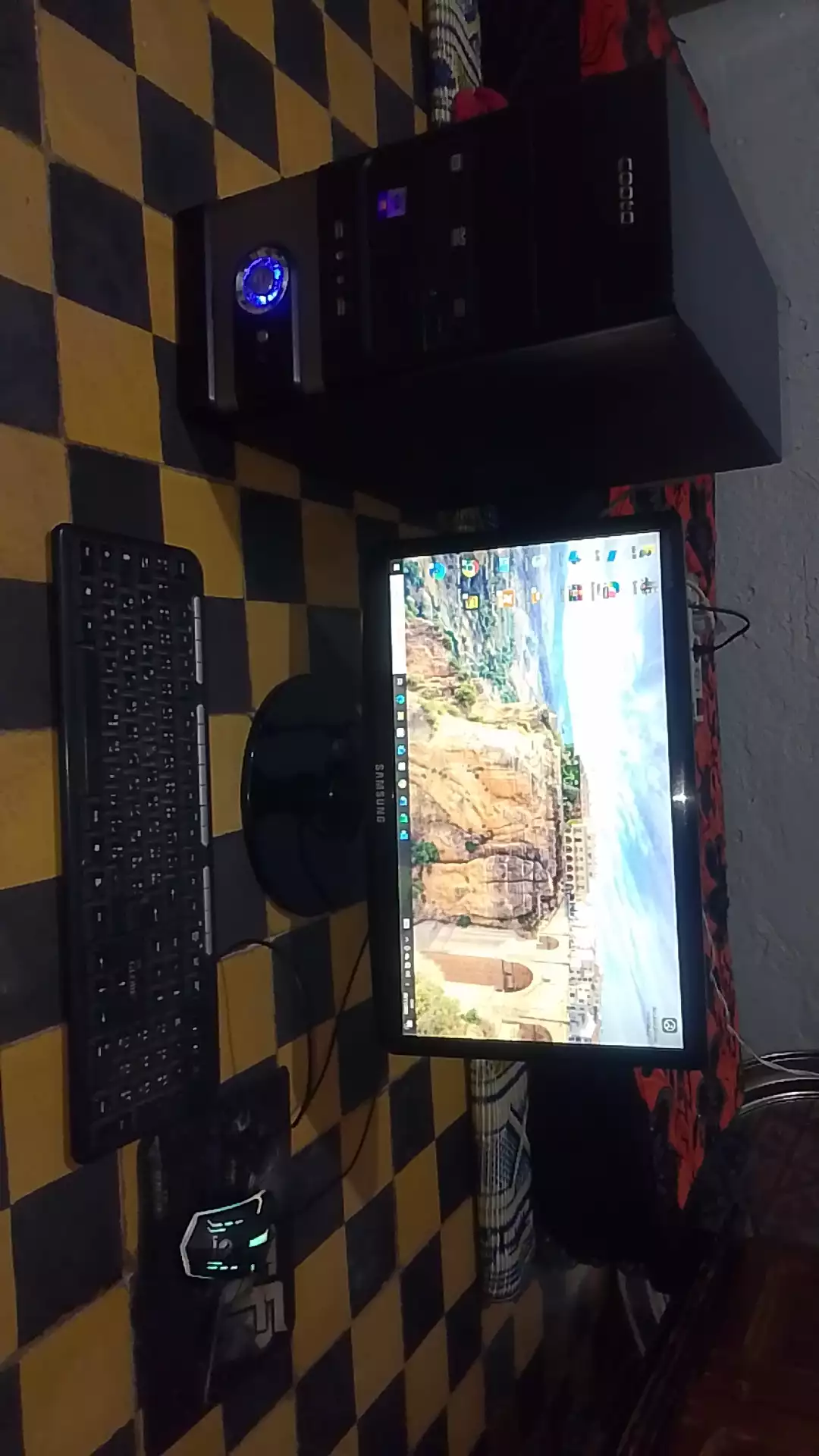 حاسوب مكتبي للبيع في حالة جيدة 